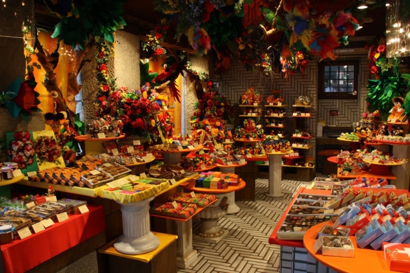 vente-ROQUEBILLIERE-min_candy_store_chocolate_shop_chocolate_switzerland-393515