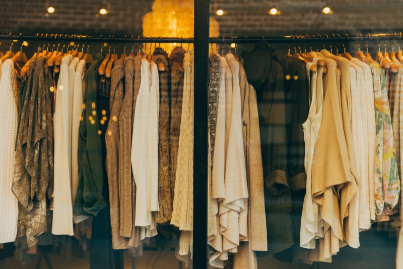 vente-ROQUEBILLIERE-min_clothe_fashion_store_shop_window_store_front-21277