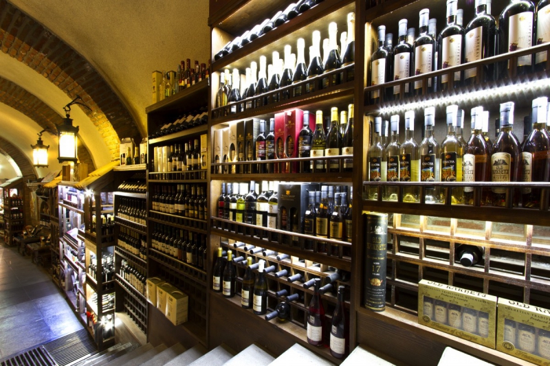 vente-ROQUEBILLIERE-min_world_street_travel_shop_canon_georgia_wine_bottles-429767